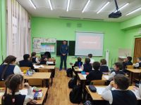 В гимназии Менделеевска провели урок мужества