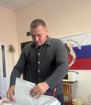 Глава Тураевского поселения Айдар Нуриев проголосовал на своём участке