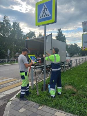 В Менделееске продолжаются комплексные работы по замене и ремонту дорожных знаков