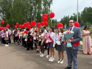 424 выпускника попрощались со школой: в Менделеевске прошёл последний звонок