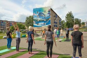В Менделеевске впервые отметили Международный день йоги у купола «Атмосфера»