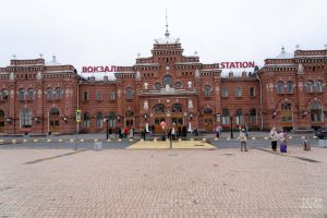 Подростки из Татарстана помогают пассажирам на вокзале в рамках проекта «Путевая звезда»