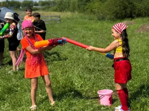 В Мунайке устроили День Нептуна с водными пушками
