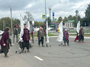 Уличный спектакль «Вижу. Слышу. Говорю» показали в Менделеевске