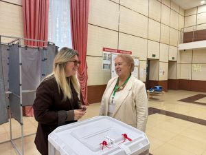 Жители Менделеевска активно голосуют на участке во Дворце культуры