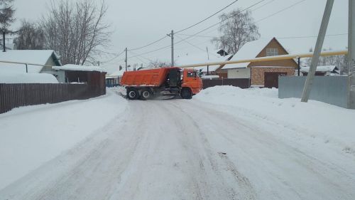 В Менделеевске активно очищают дворы и проезжие части от снега