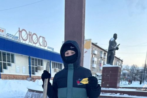 В Менделеевске «Волонтёры Победы» помогли очистить мемориал от снега
