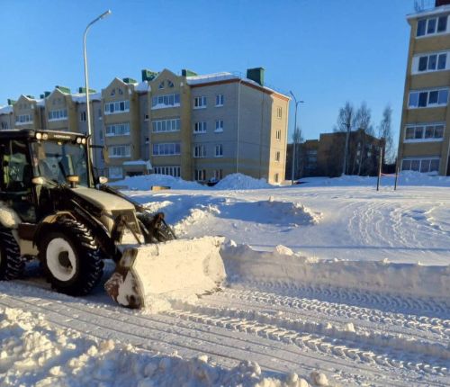 Городские службы продолжают устранять последствия снегопада