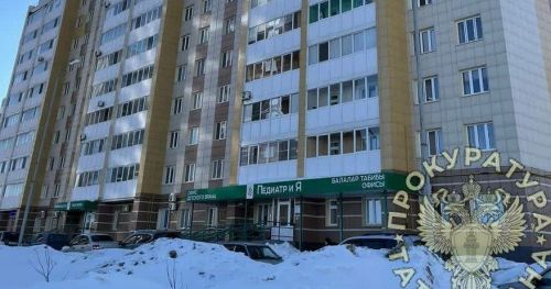 В   результате падения наледи с   балкона многоэтажки пострадали мужчина и   пятимесячный ребёнок
