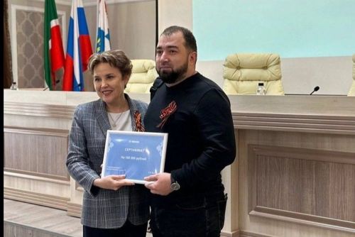 Врачам Менделеевска вручили денежные сертификаты