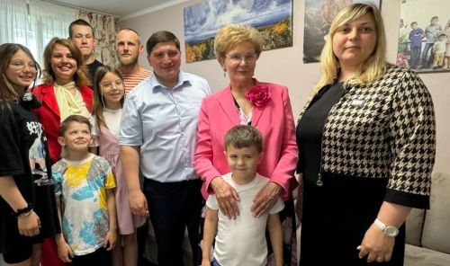 Глава района и депутат Госдумы РФ навестили семью воспитывающую 7 детей