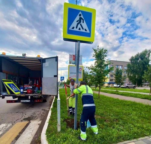 В Менделеевске продолжаются работы по замене дорожных знаков