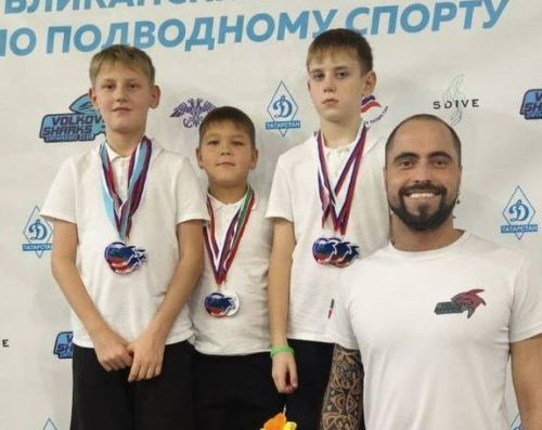 Менделеевские пловцы завоевали три золотые медали на соревнованиях «Осенняя Волна 2025» в Казани