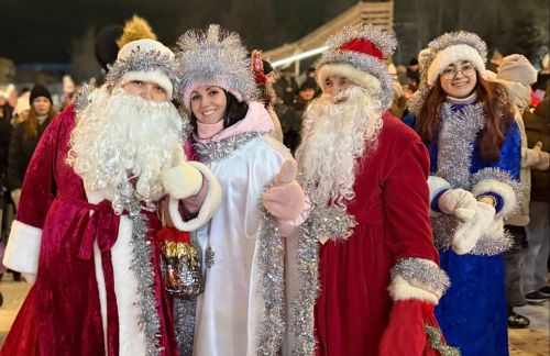 В Менделеевске зажгли огни на главной новогодней красавице