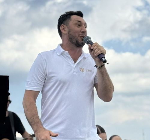 Звёздный гость Сабантуя Фирдус Тямаев покорил жителей и гостей Менделеевска ярким вокалом