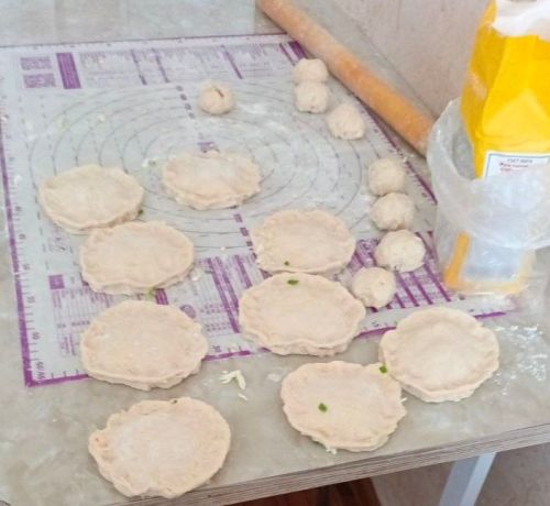 Семья Денисовых из Менделеевска поделилась рецептом сырных лепёшек с яйцом и луком