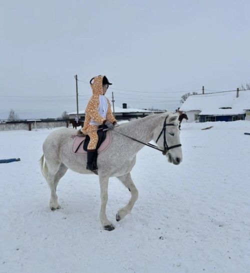 В конноспортивной школе «Фаворит» прошли костюмированные соревнования в честь 8 Марта
