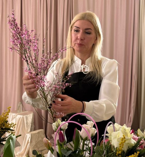 Весеннее настроение в сумочке: сотрудницы «Менделеевских новостей» создали цветочные шедевры к 8 Марта
