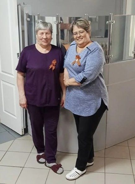 Оздоровительный комплекс «Нептун» в Менделеевске вручает георгиевские ленточки посетителям