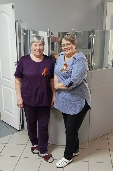 Оздоровительный комплекс «Нептун» в Менделеевске вручает георгиевские ленточки посетителям