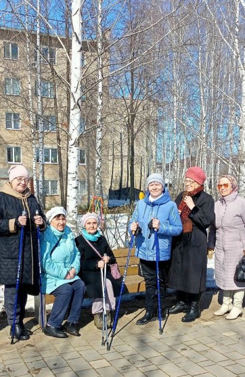 Центр социальной помощи «Саулык» открыл сезон скандинавской ходьбы в Менделеевске