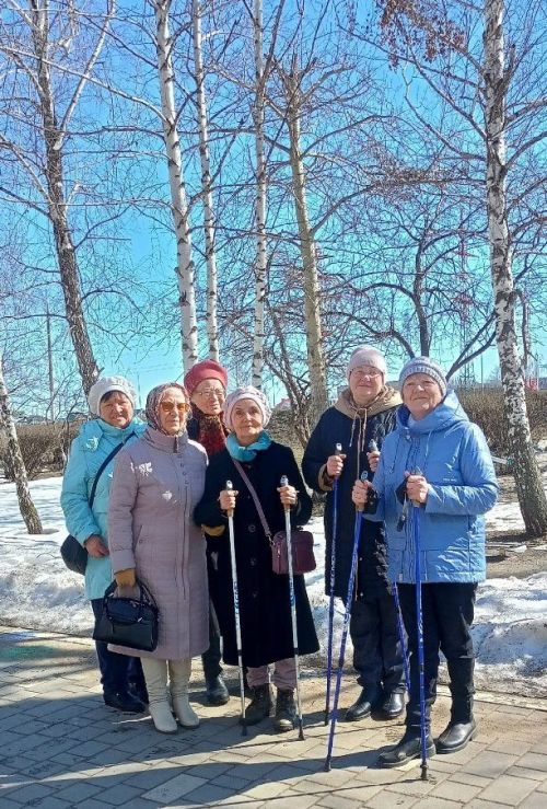 Центр социальной помощи «Саулык» открыл сезон скандинавской ходьбы в Менделеевске