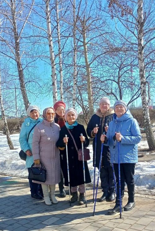 Центр социальной помощи «Саулык» открыл сезон скандинавской ходьбы в Менделеевске
