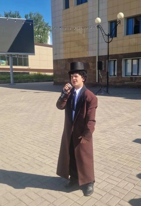 В Менделеевске на площади Менделеева стихи Пушкина читали артисты народного театра