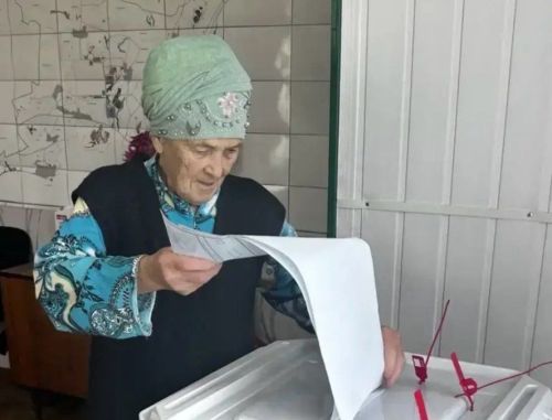 Ветеран здравоохранения Сания Нигматуллина проголосовала в Менделеевске