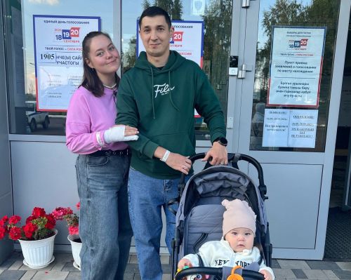 Молодая семья Малыгиных проголосовала на выборах в Менделеевске