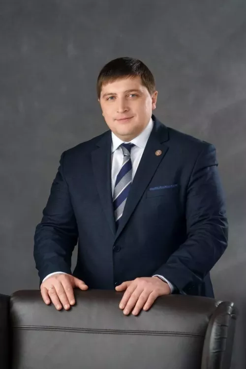 Сегодня свой день рождения отмечает глава Менделеевского района Радмир Беляев