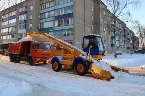 В Менделеевске продолжается вывоз снега