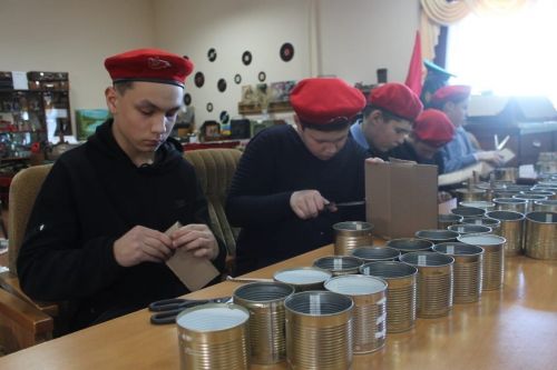 Менделеевские школьники присоединились с к плетению маскировочных сетей для бойцов СВО