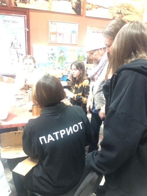 Воспитанники центра «Патриот» изготовили окопные свечи для наших бойцов