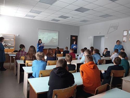 Менделеевские «Волонтёры победы» провели в городских школах «Урок памяти»
