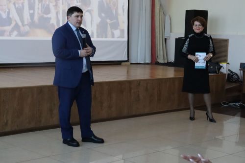 Менделеевскига Татарсанның атказанган укытучысы Диләрә Кәримова автор масстер-классы белән килде