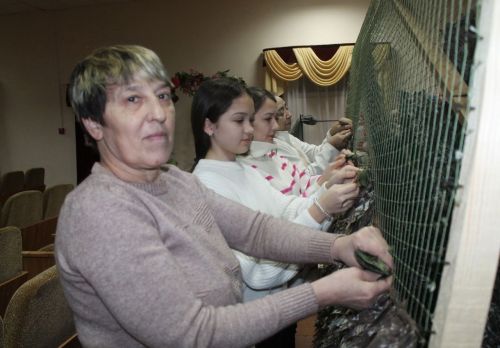В Ижёвке сельчане по личной инициативе продолжают активно плести маскировочные сети