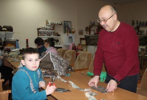В Ижёвке сельчане по личной инициативе продолжают активно плести маскировочные сети