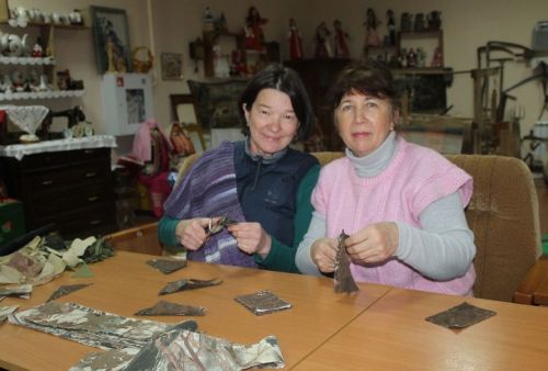 В Ижёвке сельчане по личной инициативе продолжают активно плести маскировочные сети