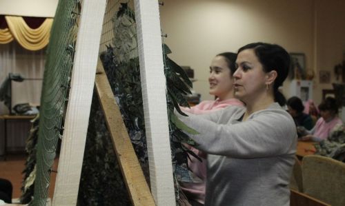 В Ижёвке сельчане по личной инициативе продолжают активно плести маскировочные сети
