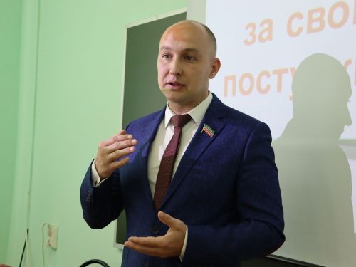 Эдуард Шарафиев выписал 70 экземпляров газет для менделеевцев