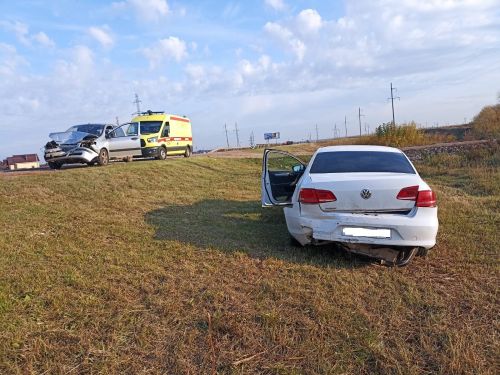 В Татарстане пенсионерка на иномарке врезалась в машину и вылетела в кювет
