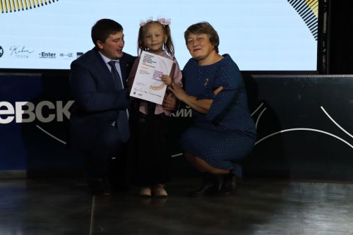 В Менделеевске наградили юных победителей конкурса рисунков «Мы и Менделеевск»