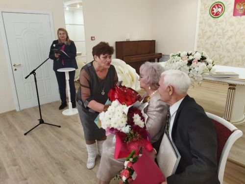 В Отделе ЗАГС Менделеевска чествовали «золотых» юбиляров Ивановых