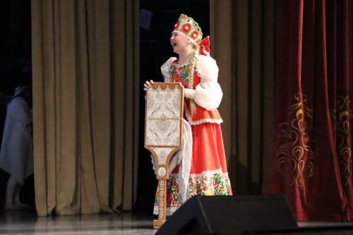 Театралы Дворца Культуры имени Сергея Гассара представили новогоднюю сказку