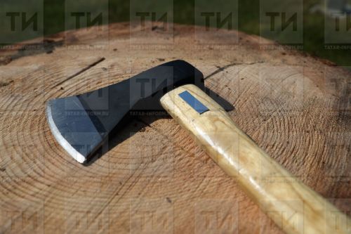 Мужчина зарубил топором камеру видеофиксации