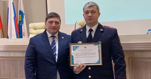 В Менделеевске наградили полицейских, спасших жизни людей на пожаре