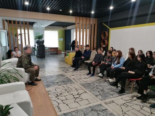 Представители КЦСОН «Берег надежды» и «Волонтёры Победы» встретились с участником СВО из Менделеевска