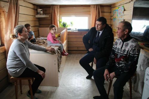 Семье из Менделеевска, которая живет в бане с четырьмя детьми, проведут газ в доме