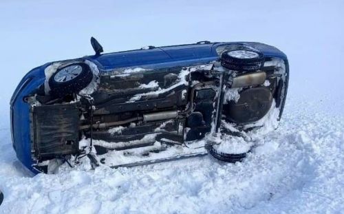 Автомобиль съехал с трассы и завалился на бок, водитель находится в больнице